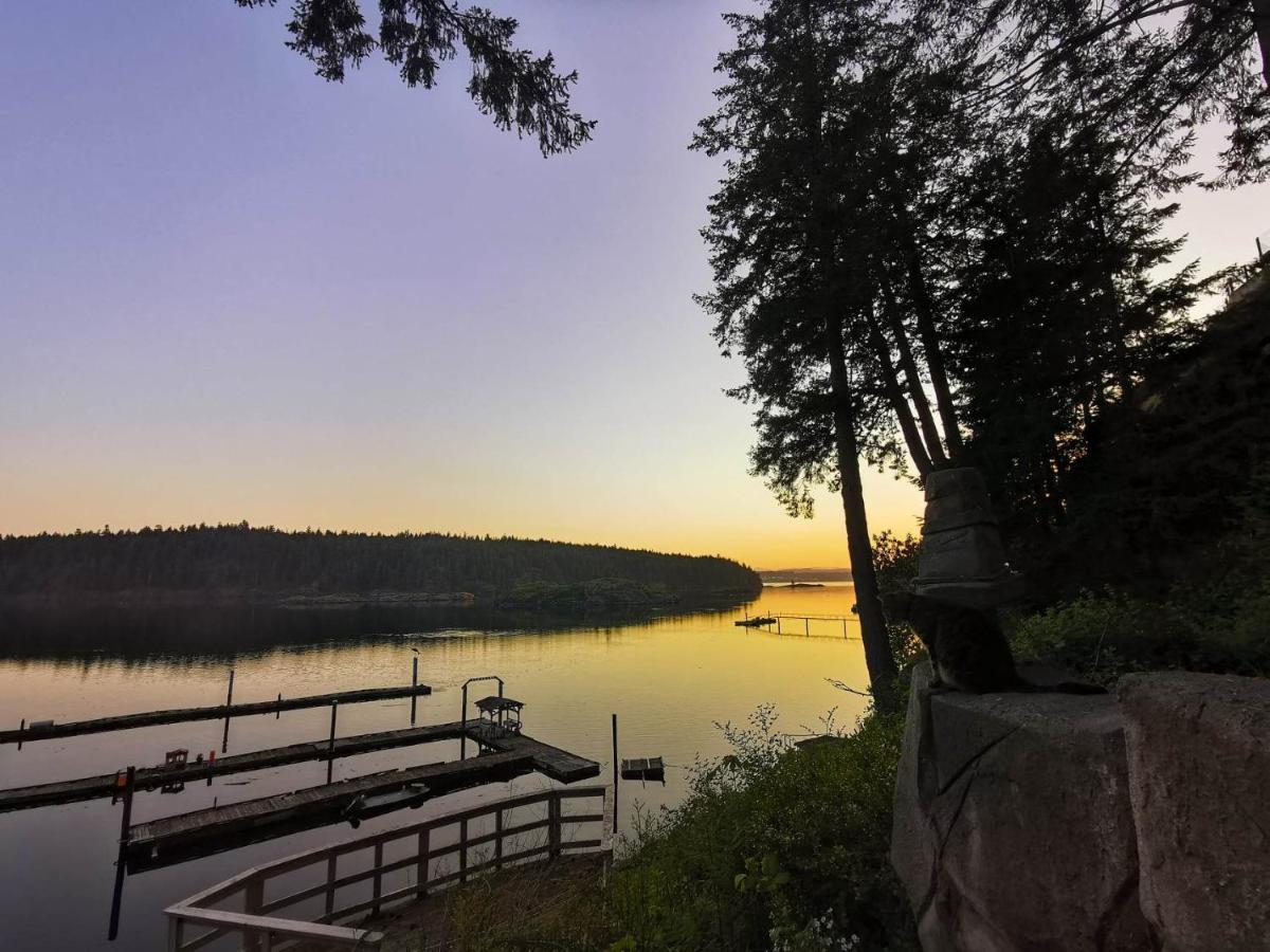 Jade Resort-Oceanfront Suites In Gowlland Harbour Heriot Bay Екстериор снимка