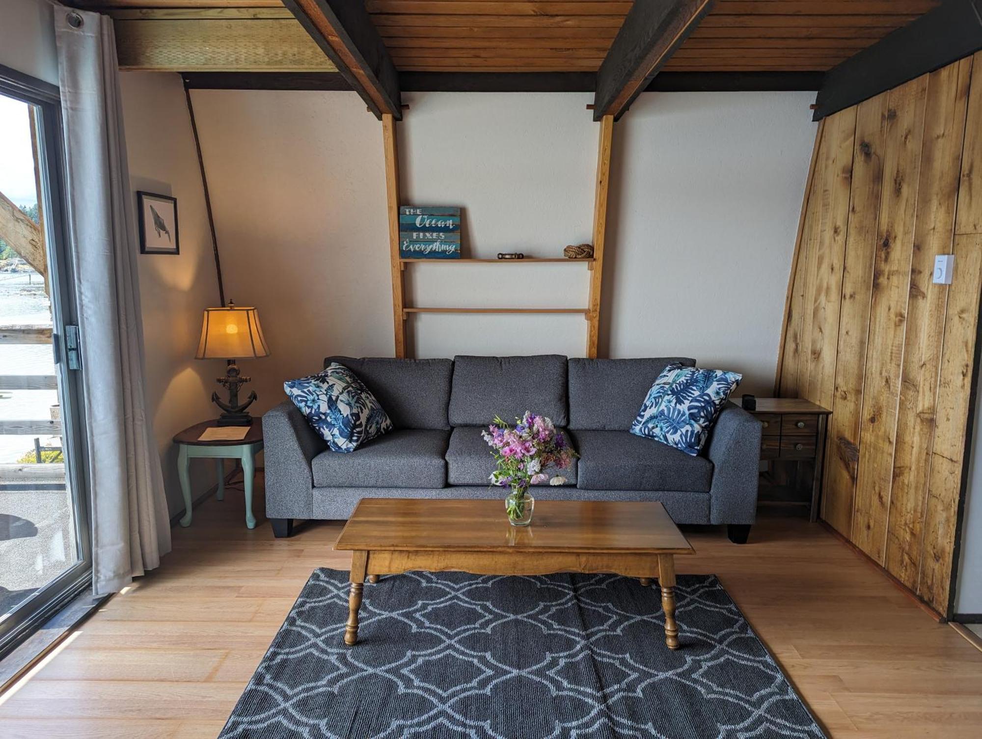 Jade Resort-Oceanfront Suites In Gowlland Harbour Heriot Bay Екстериор снимка