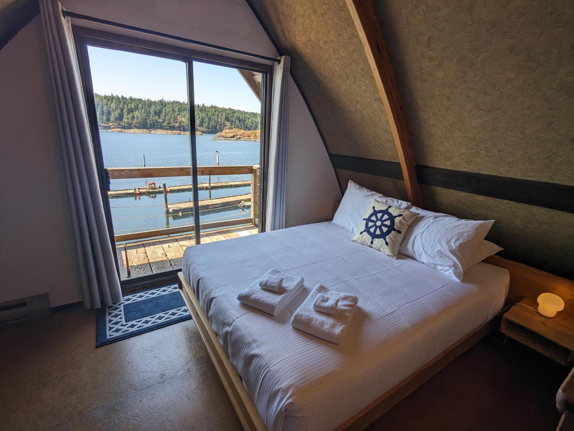 Jade Resort-Oceanfront Suites In Gowlland Harbour Heriot Bay Екстериор снимка